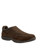 Zapato mocasín de cuero café para hombre, estilo casual, con empeine liso y costuras visibles que aportan elegancia.
