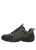 Zapatilla masculina verde con ojales reforzados y detalles de costuras que resaltan su construcción sólida y durable.