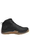 Botín outdoor negro para hombre, con ojales metálicos y ganchos, sujeción firme y tracción en diversas superficies.
