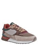 zapatilla multicolor casual masculina, cuero y malla en la parte superior, diseño moderno con detalles perforados.