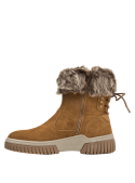 Botín camel invernal para mujer, diseño moderno con borde de pelo sintético y suela de goma para estabilidad en exteriores.