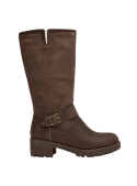 Bota de cuero café para mujer con tacón ancho y bajo, que añade estabilidad y comodidad para uso diario.