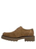 Zapato camel de cuero para mujer, con suela gruesa y tacos profundos que ofrecen excelente agarre y estabilidad.