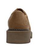 Calzado de gamuza camel para mujer, con cordones y ojales metálicos, perfecto para un estilo de vestir casual.