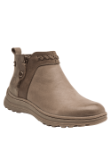 Botín de cuero café para mujer con caña baja, ideal para un look casual, suela robusta y costuras visibles artesanales.