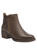 Botín de cuero café para mujer, diseño moderno y elegante, con costura en zigzag lateral, ideal para ocasiones formales.
