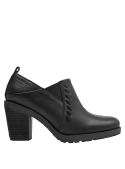Calzado de cuero negro con diseño sofisticado, sin cordones, ideal para combinar con estilos urbanos y modernos.