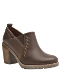 Zapato de cuero café con diseño robusto, perfecto para outfits casuales o semi formales, brindando estabilidad y estilo.