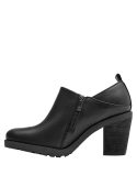 Elegante zapato de cuero negro, con costuras decorativas en el empeine y plataforma que mejora la comodidad.