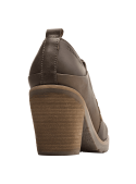 Zapato de cuero café para mujer, estilo vestir, con taco grueso y plataforma, ideal para un look urbano moderno.