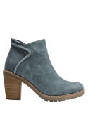 Calzado de cuero azul para mujer, textura suave y diseño sofisticado, ideal para climas variados.