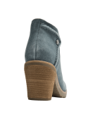 Calzado de vestir para mujer en cuero azul, con suela acanalada para buena tracción y costura visible en la parte superior.