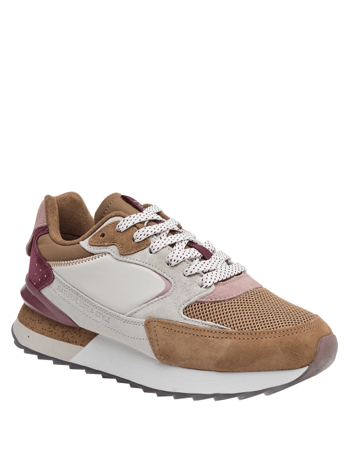 Zapatilla camel retro de mujer, combinando estilo y funcionalidad, perfecta para un look urbano y cómodo.