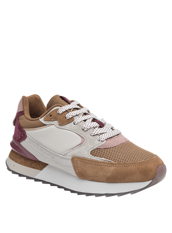 Zapatilla camel retro de mujer, combinando estilo y funcionalidad, perfecta para un look urbano y cómodo.