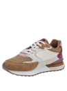 Calzado camel casual para mujer, con detalles modernos en la entresuela y diseño funcional para el uso diario.