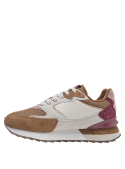 Zapatilla camel de mujer, con cordones integrados y suela gruesa dentada, ofreciendo comodidad y buen agarre.
