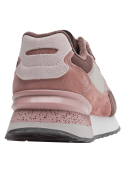 zapatilla de cuero y textil café para mujer, estilo casual con gamuza y malla para ventilación y comodidad urbana.