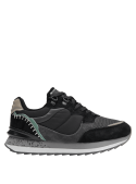 Zapatilla negra con líneas curvas y detalles en capas, mezcla de modernidad y esencia retro para uso prolongado.