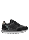 Zapatilla negra con líneas curvas y detalles en capas, mezcla de modernidad y esencia retro para uso prolongado.