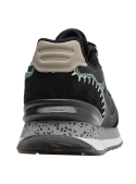 Zapatilla negra casual de mujer, cuero y textil, diseño clásico, ideal para uso diario por su comodidad.
