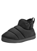 Pantufla negra con estructura tipo botín, proporciona confort y seguridad en superficies lisas, adecuada para interiores.
