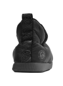 Pantufla acolchada negra, moderna y envolvente, ofrece soporte y calidez para climas fríos, perfecta para uso doméstico.