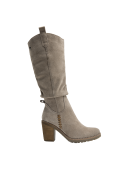 Elegante bota de cuero taupe, ideal para invierno, con forro textil y suela de buen agarre.