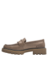 Mocasín robusto de cuero taupe para mujer, estilo casual, rústico, suela antimpacto, cómodo y moderno.