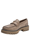 Zapato mocasín de cuero taupe para mujer, diseño pulido con suela dentada para estabilidad en diversas superficies.