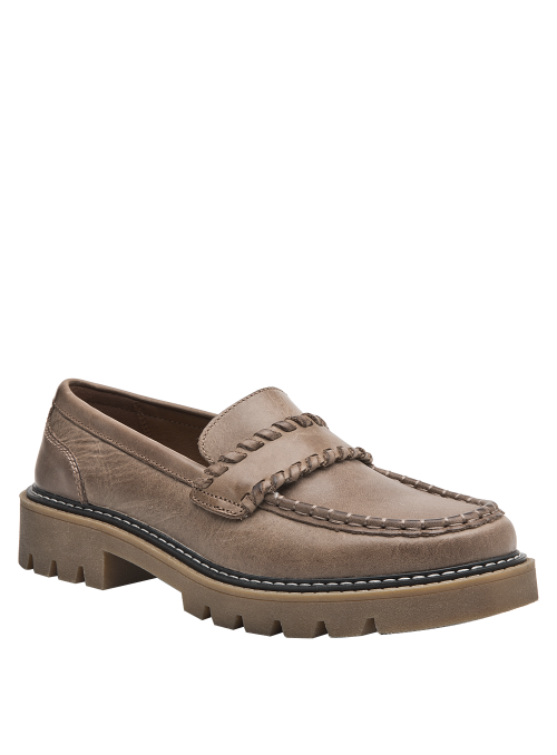 Mocasín casual de cuero taupe para mujer, detalle artesanal en costuras y lengüeta trenzada, ideal para uso diario.
