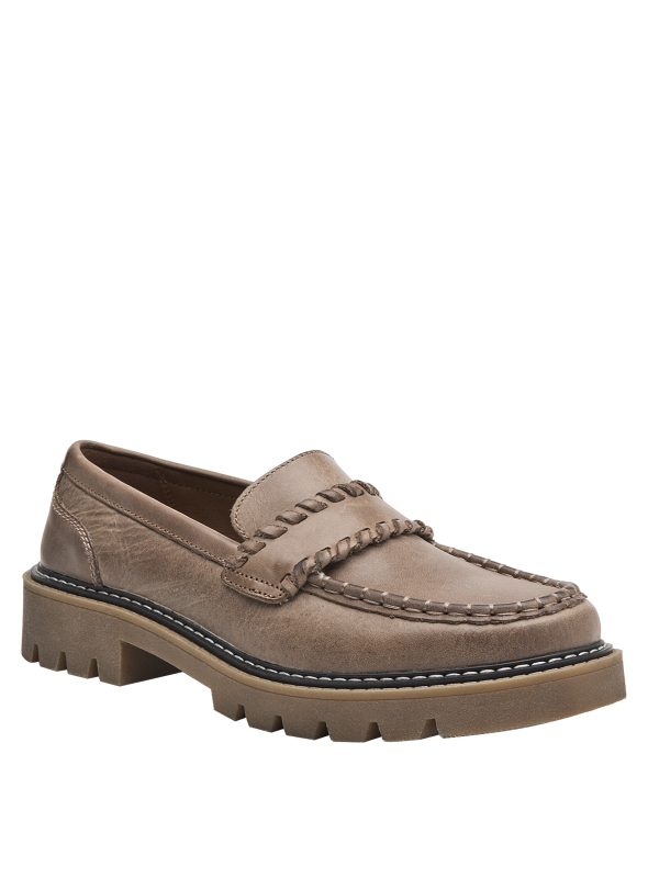 Mocasín casual de cuero taupe para mujer, detalle artesanal en costuras y lengüeta trenzada, ideal para uso diario.