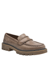Mocasín casual de cuero taupe para mujer, detalle artesanal en costuras y lengüeta trenzada, ideal para uso diario.