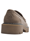 Mocasín de cuero taupe para mujer, suela gruesa dentada, diseño robusto y moderno para confort diario.
