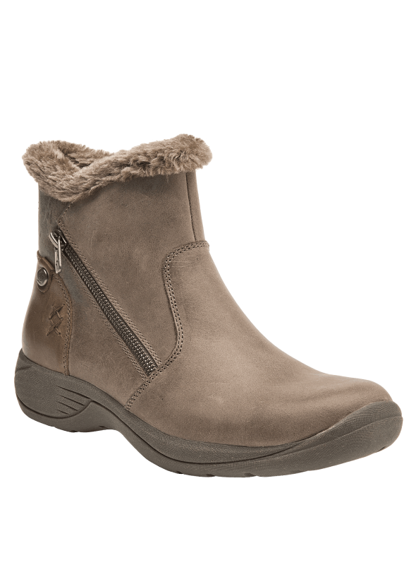 Botín de cuero café para mujer, diseño robusto con lengüeta alta que cubre el tobillo, ideal para invierno.
