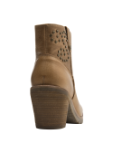 Botín de cuero camel para mujer, con diseño artesanal y suela con buena tracción, ideal para un look urbano sofisticado.