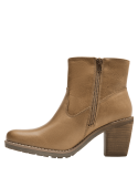 Elegante botín de cuero camel, con cierre lateral y lengüeta trasera, combinando funcionalidad y estilo moderno.