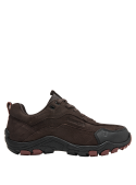 Zapatilla outdoor de cuero café para hombre, diseño detallado y resistente, perfecta para explorar diferentes terrenos.