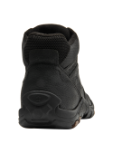 Botín masculino en cuero negro, diseñado para resistencia y durabilidad, con ojales metálicos y cordones entrelazados.