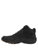 Calzado outdoor de cuero negro para hombre, con refuerzos en la punta y talón, combinando estilo urbano y funcionalidad.