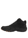Calzado outdoor de cuero negro para hombre, con refuerzos en la punta y talón, combinando estilo urbano y funcionalidad.
