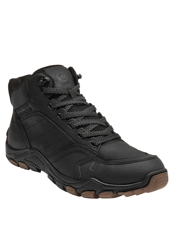 Botín negro de hombre en cuero, diseñado para actividades outdoor, con caña alta que protege el tobillo y cordones firmes.