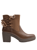 Bota casual de cuero café para mujer con broche a presión en la parte superior, asegurando un ajuste perfecto.