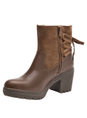 Botín casual de cuero café para mujer con detalles en gamuza, combinando texturas y estilo rústico elegante.