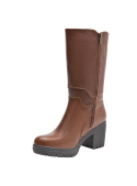 Caña alta de bota en cuero café con costura visible y broche metálico, combinando funcionalidad y estilo versátil.