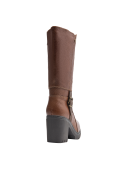 Bota casual de cuero café con correa decorativa y hebilla metálica en el empeine, aportando un toque moderno al diseño.