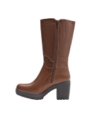 Diseño casual de bota en cuero café con talón grueso y altura media, asegurando estabilidad y comodidad en terrenos variados.