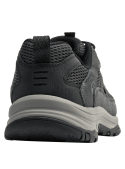 Zapatilla gris masculina deportiva outdoor con suela gruesa de excelente agarre para superficies deslizantes.