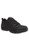 Zapatilla negra versátil, combinable con jeans o ropa deportiva, perfecta para caminatas en terrenos irregulares.