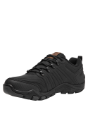 Zapatilla deportiva de aventura, con líneas laterales dinámicas que aportan un toque moderno al diseño.