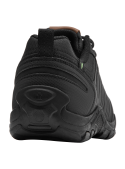 Zapatilla negra outdoor de hombre, con acolchado en el tobillo para mayor comodidad en actividades al aire libre.